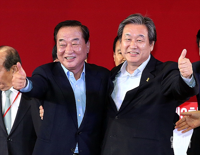 새누리당 김무성 대표(사진 오른쪽)과 친박(친 박근혜) 핵심 서청원 의원