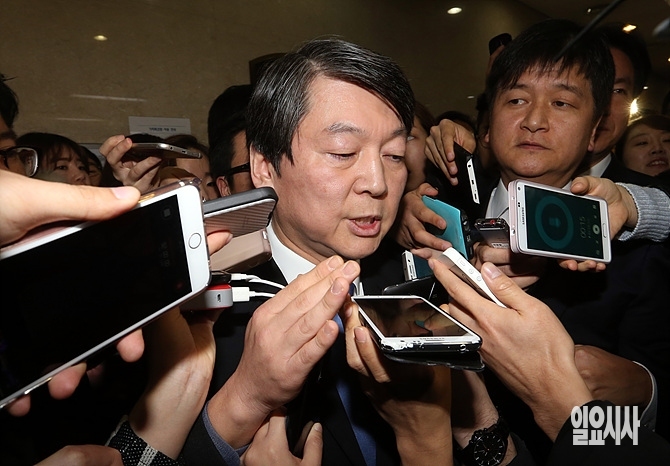 '탈당 기자회견' 직후 취재진의 질문에 답변하는 안철수 전 공동대표