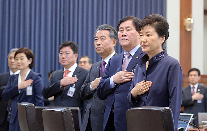 박근혜 대통령 주재 국무회의에 앞서 국민의례가 거행되고 있다.