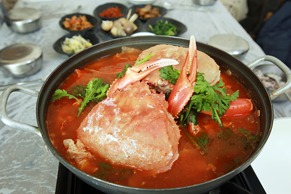얼큰한 국물의 붉은대게탕