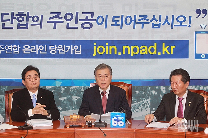 새정치민주연합 최고위원회의서 발언하는 문재인 대표(사진 가운데)