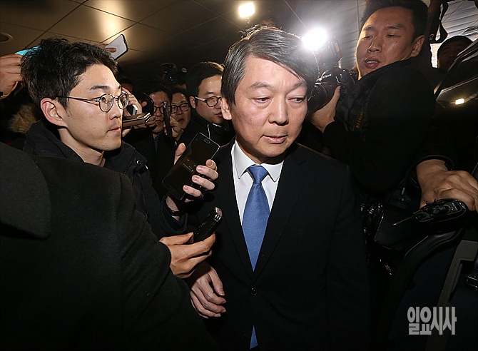 지난 13일, 서울 여의도 국회 정론관에서 새정치민주연합 탈당 기자회견 직후 취재진 질문 받는 안철수 의원
