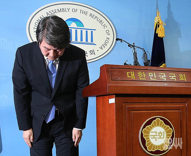 "새정치민주연합, 탈당합니다" 탈당 선언 기자회견 전 인사하는 안철수 의원