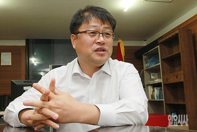 <일요시사>와 인터뷰하는 윤왕희 새누리당 사무처 노조위원장