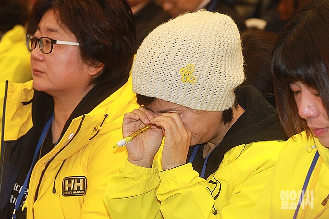 지난 14일 오전, 서울 중구 YWCA 대강강에서 4·16세월호참사 특별조사위원회 청문회가 열린 가운데, 한 유가족이 눈물을 훔치고 있다.