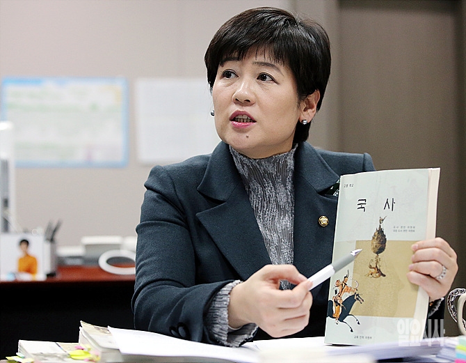인터뷰 도중 국사 교과서 들어보이는 강은희 여성가족부장관 내정자