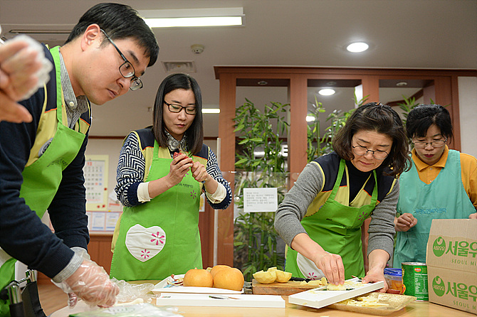 연말연시 봉사활동하는 한수원 임직원들(서울 관악구 봉천동 소재 동명노인복지센터)
