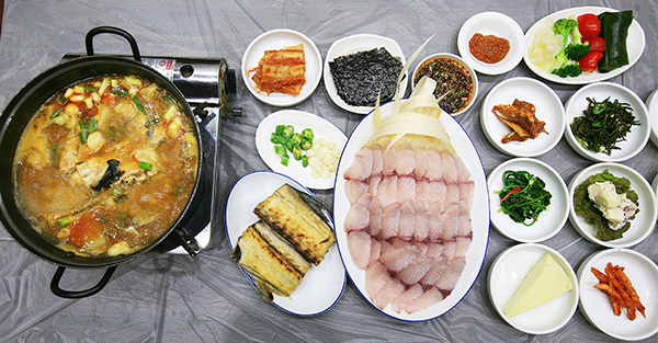 나로도항 주변 횟집에서는 삼치회와 삼치구이, 삼치탕을 맛볼 수 있다.