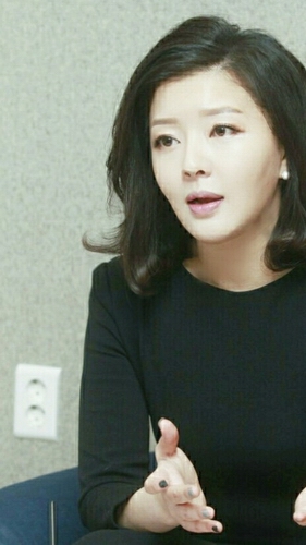 <일요시사>와 인터뷰하는 도도맘 (장소협찬 : 청담역 카페 블랙드럼)