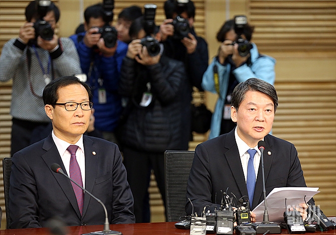 기자회견 갖는 무소속 안철수 의원(사진 오른쪽)과 문병호 의원