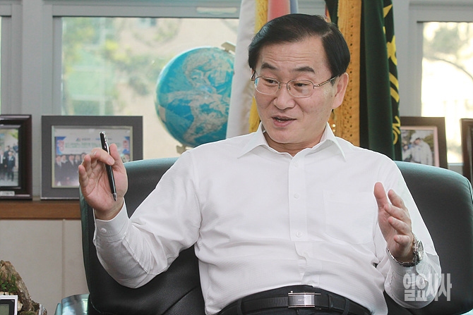 <일요시사>와 인터뷰하는 최수창 송원대 총장