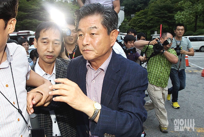 13일, 더불어민주당을 전격 탈당한 무소속 신학용 의원