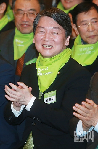 박수치는 국민의당 안철수 의원