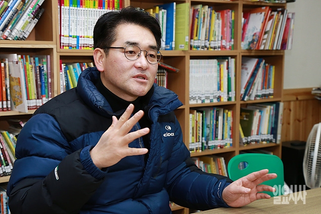 <일요시사>와 인터뷰하는 박용진 더불어민주당 전 대변인