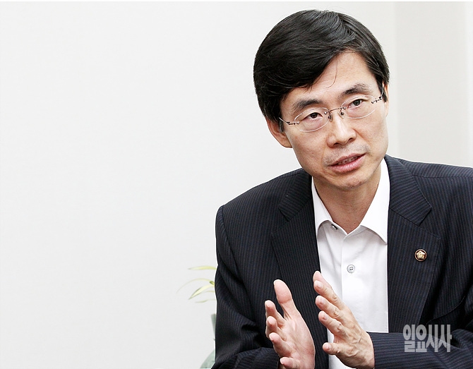 20일, 더불어민주당에서 새누리당으로 당적을 옮긴 조경태 의원