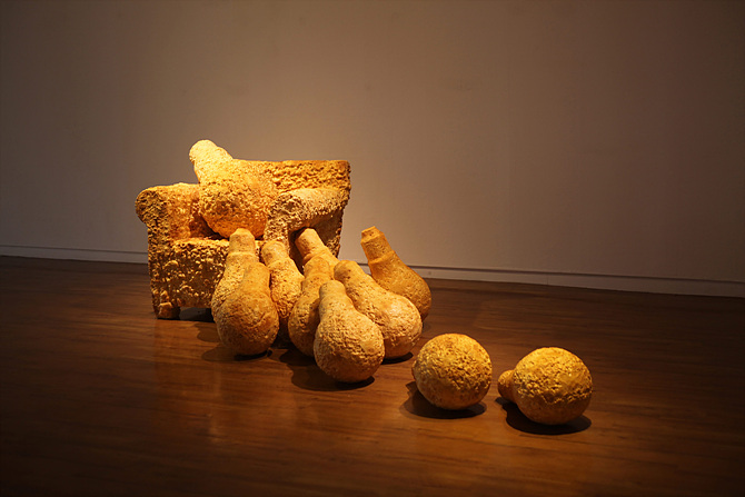 조성묵 Cho Sung-mook, 빵의 진화 The Progress of Bread, 2008, 폴리우레탄 Polyurethane, 100x300x150cm <사진=국립현대미술관>