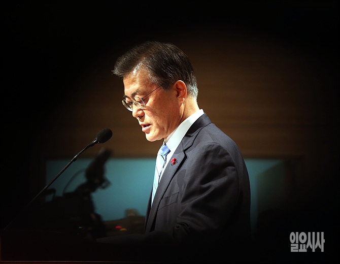 지난 19일, 신년 기자회견 갖는 더불어민주당 문재인 대표