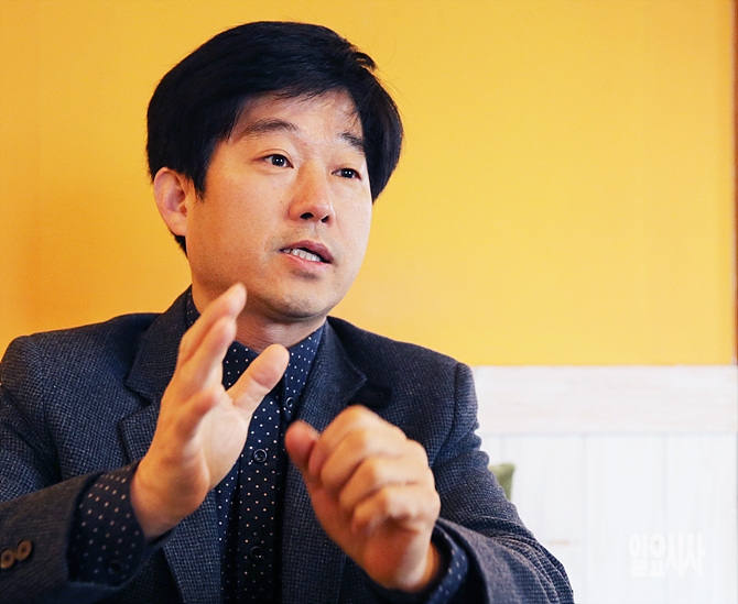 <일요시사>와 인터뷰 갖는 김상수씨
