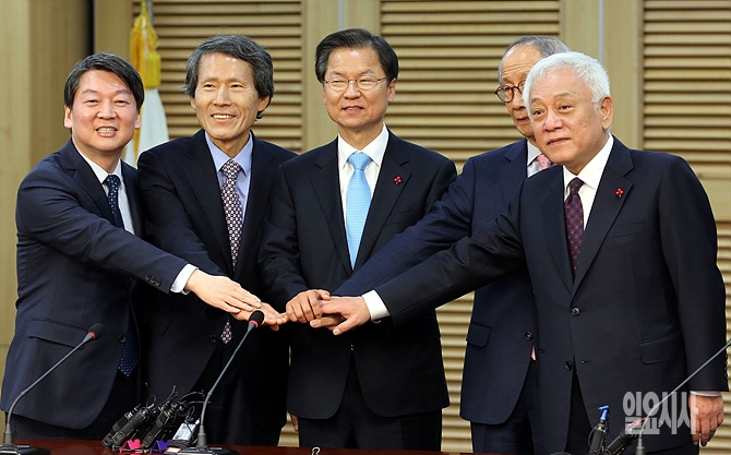 손잡은 안철수 국민의당 인재영입위원장, 한상진 공동창당준비위원장, 천정배, 윤여준 전 공동창당준비위원장, 김한길 상임부위원장(사진 왼쪽부터)