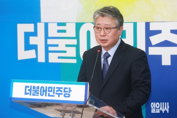 더민주 입당 기자회견 갖는 조응천 전 청와대 공직기강비서관