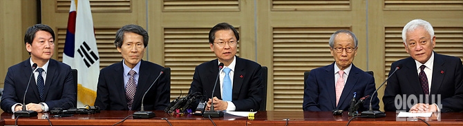 (사진 왼쪽부터) 한 자리에 모인 안철수 국민의당 상임공동대표, 한상진 공동창당준비위원장, 천정배 상임공동대표, 윤여준 전 공동창당준비위원장, 김한길 상임공동대표