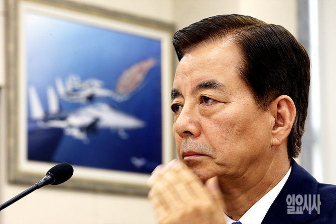 고민하는 한민구 국방부장관
