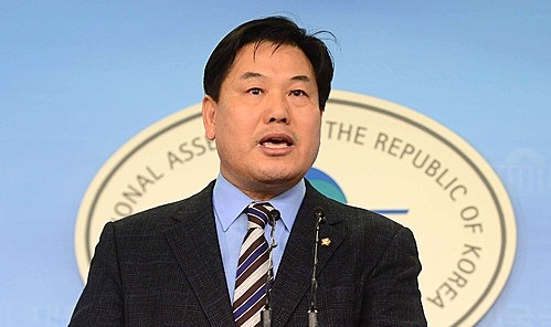 25일, 서울 여의도 국회 정론관에서 더민주 탈당을 선언하는 홍의락 의원