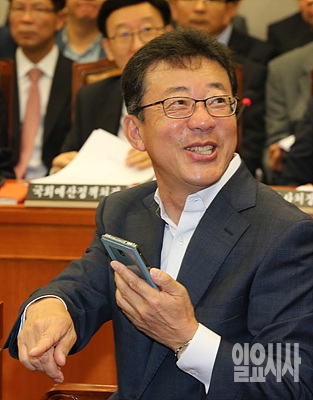 '생닭 기부 논란'에 휩싸인 새누리당 홍철호 의원