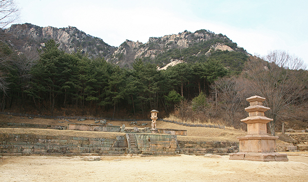 모산재를 배경으로 한 영암사지 전경