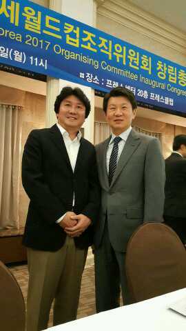 정몽규 대한축구협회 회장이 7일, 서울 중구 프레스센터에서 이동희 한국사진기자협회장과 기념촬영을 갖고 있다.