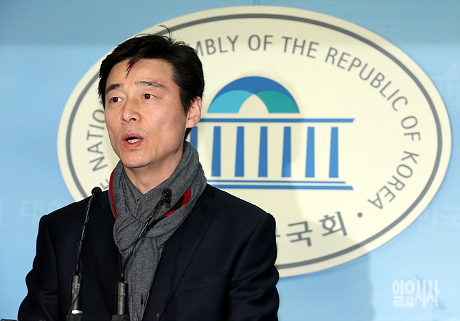 8일, 서울 여의도 국회 정론관에서 더불어민주당 송호창 의원이 자신의 거취와 관련해 기자회견을 갖고 있다.