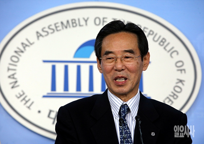 기자회견 갖는 더불어민주당 홍창선 공천관리위원장