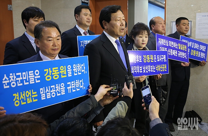 14일, 컷오프 명단에 오른 강동원 더불어민주당 의원이 서울 여의도 국회 정론관 앞에서 취재진의 질문에 답변하고 있다.