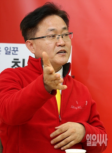 최홍재 새누리당 후보가 <일요시사>와 인터뷰를 갖고 있다.