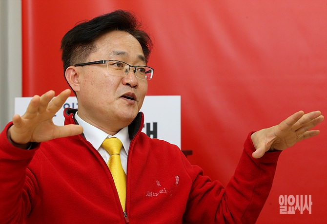 <일요시사>와 인터뷰 갖는 새누리당 최홍재 후보