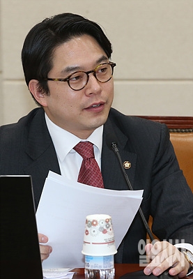 더불어민주당 탈당 이후 하루만에 국민의당에 입당한 정호준 의원