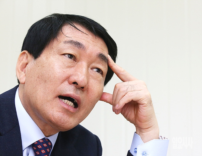 18일, 새누리당 탈당을 선언한 안상수 의원