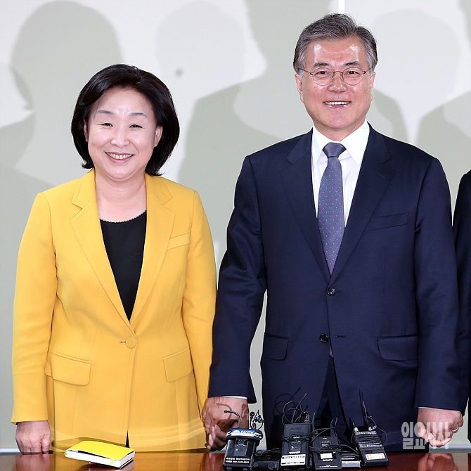 문재인 더불어민주당 전 대표(사진 오른쪽)와 심상정 정의당 대표