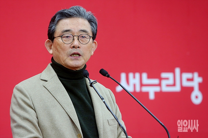 기자회견 갖는 이한구 새누리당 공천관리위원장