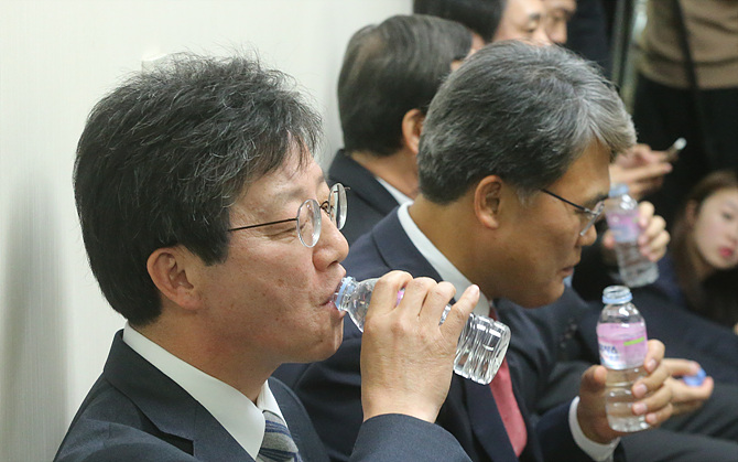 물 마시는 유승민 새누리당 의원