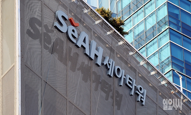 안팎으로 힘겨운 상황에 내몰린 세아그룹이 최근 3세 경영체제로 변화를 모색하고 있다.