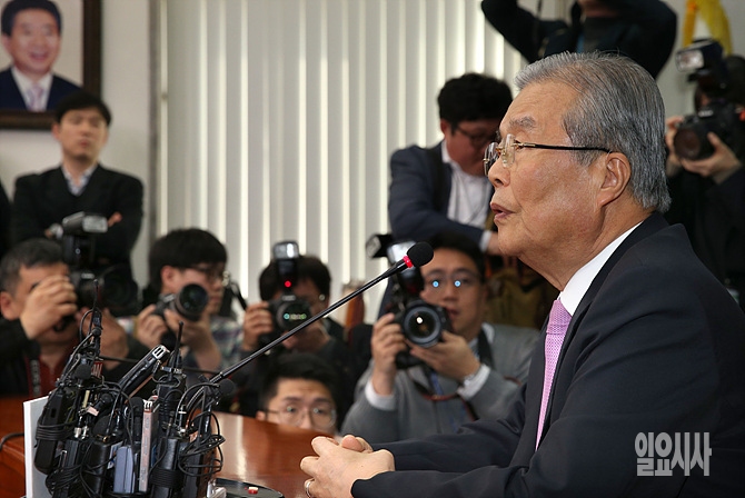 23일, 서울 여의도 국회 더불어민주당 당대표실에서 긴급기자간담회를 갖고 있는 김종인 비상대책위원회 대표