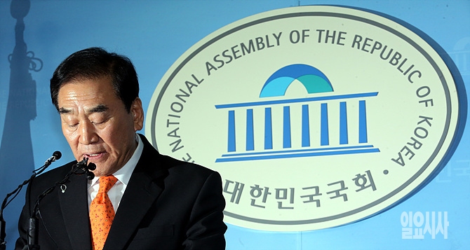 24일, 서울 여의도 국회 정론관서 긴급 기자회견하는 새누리당 이재오 의원