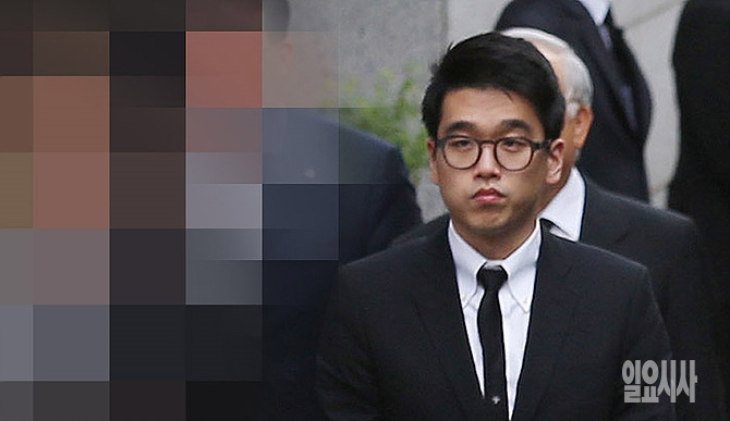 CJ 이재현 회장의 아들 이선호씨가 지난해 8월20일, 서울 종로구 서울대병원에 마련된 이맹희 명예회장의 빈소 안으로 들어서고 있다.