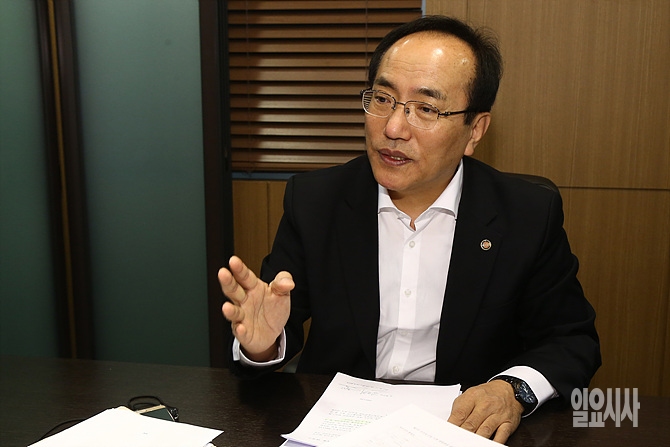 <일요시사>와 인터뷰 갖고 있는 이장헌 전 각자대표