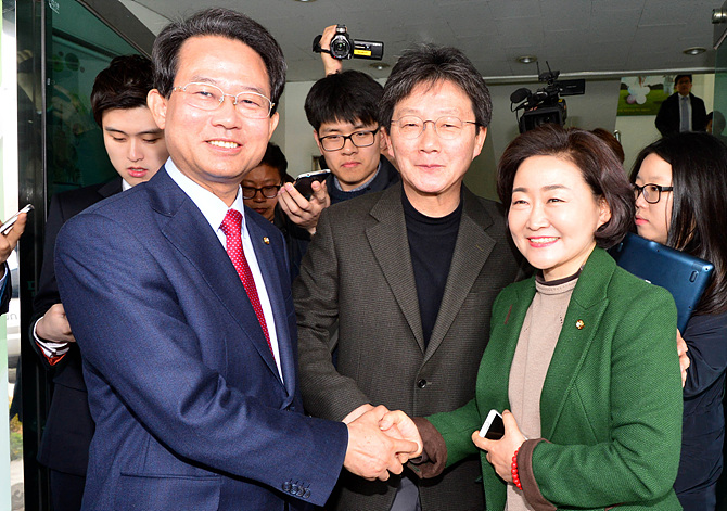 새누리당을 탈당하고 무소속 출마를 선언한 루성걸, 유승민, 권은희 의원(사진 왼쪽부터)이 지난 25일 오전, 대구 동구·북구 선거관리위원회에서 후보자 등록을 마친 후 악수하고 있다.