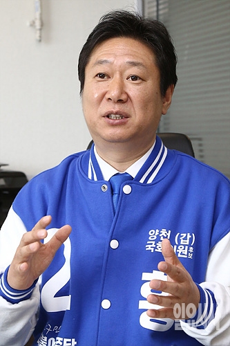 <일요시사>와 인터뷰 갖는 제20대 총선 서울 양천갑 더불어민주당 황희 후보자