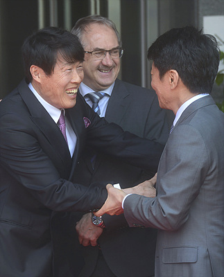 한국축구의 '레전드' 차범근 전 감독(사진 왼쪽)이 정몽규 대한축구협회장과 악수를 나누고 있다.