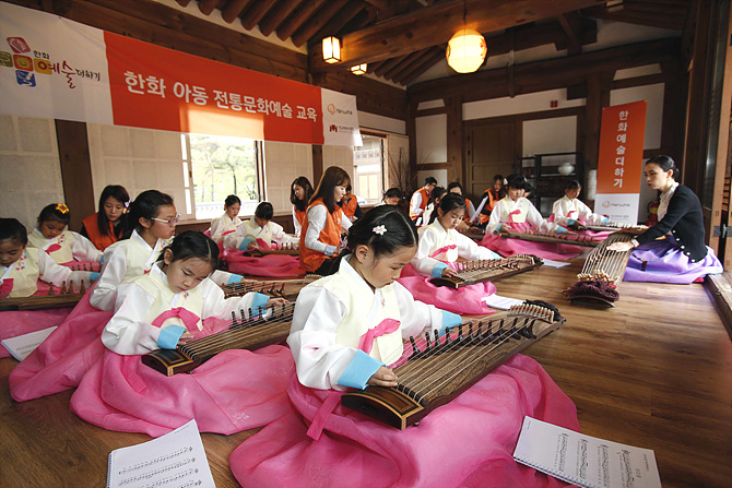 지난 21일, 남산국악당 체험실에 모인 초등학생들이 가야금을 배우고 있다.