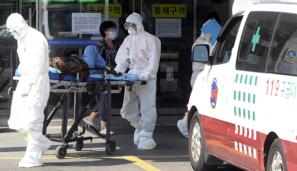 사회적 불안감이 커진 지난해 6월, 서울 동작구 보라매병원으로 메르스 의심환자들이 이송됐다.